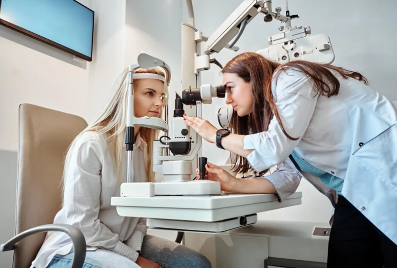 Lámpara de hendidura y tonómetro para el examen ocular