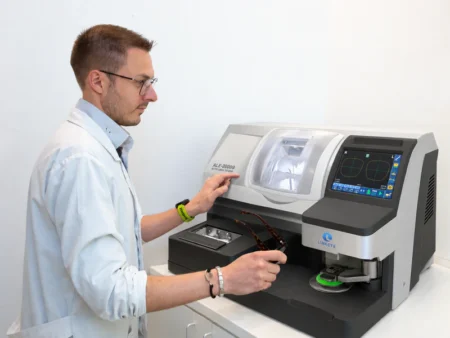 Machine automatique de taillage de verres optiques utilisée dans un laboratoire d'optique